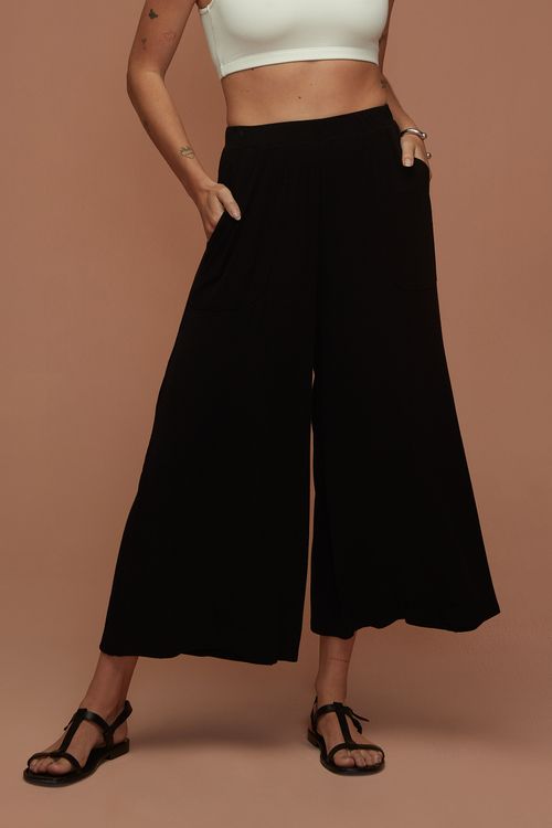 Calça Pantacourt Preta Canelado Bambu Comfort