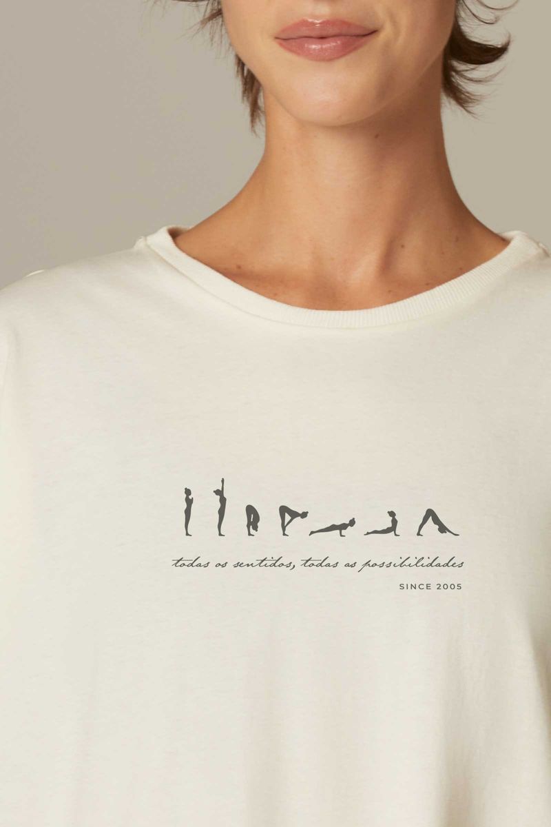 camiseta-20anos-yogini-0083052204-detalhe.jpg