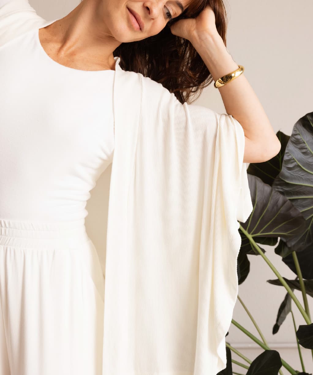 Banner de com uma modelo sentada 